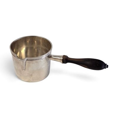 casserole argentée avec une poignée noire sur fond blanc