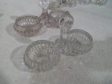 beaucoup de bols et de tasses en verre sur la table