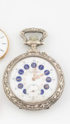 trois types différents de montres de poche sont présentés sur une surface blanche