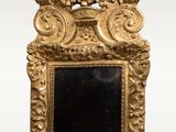 une image d'un miroir encadré d'or sur un mur blanc