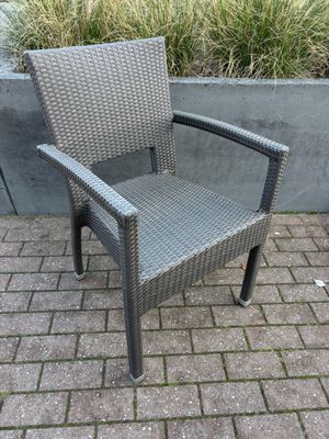 une chaise placée devant une jardinière