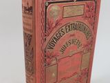 un vieux livre à la couverture rouge posé sur une table