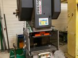 une machine qui se trouve à l'intérieur d'un bâtiment