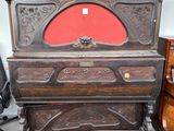 un piano posé au milieu d'une pièce