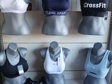 de nombreux mannequins de différentes couleurs et tailles sont exposés