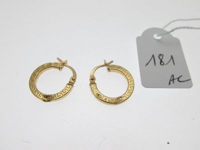 une paire de boucles d'oreilles créoles en or ornées de chiffres romains