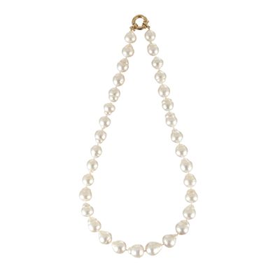 un collier de perles blanches avec un fermoir en or sur fond blanc