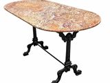 une image d'une table avec un plateau en marbre sur un fond blanc