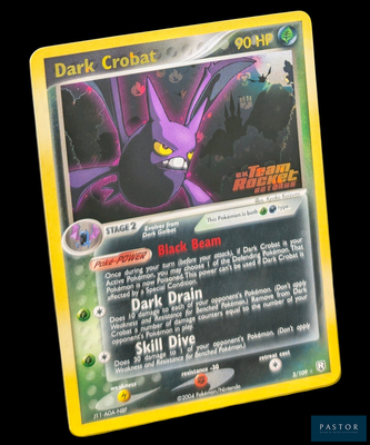 gros plan d'une carte pokemon sur fond noir