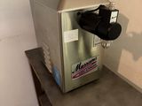 une machine posée sur une table dans une pièce