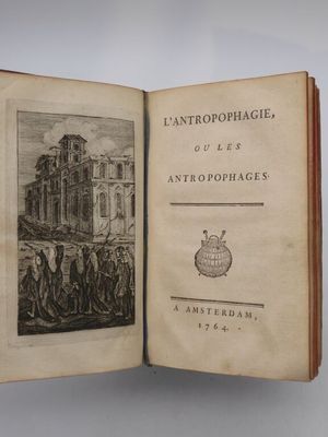 un livre ouvert avec l'image d'un bâtiment en arrière-plan