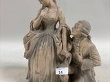 deux figurines représentant une femme et un garçon assis sur un banc