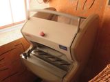 une image d'une pièce avec un bureau et une chaise