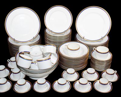 beaucoup d'assiettes et de tasses empilées les unes sur les autres