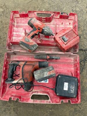 deux outils dans un coffret rouge posé par terre