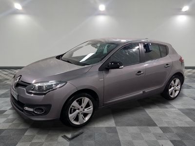 la photo d'une voiture grise garée sur un sol en damier