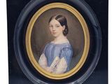 portrait d'une jeune fille en robe bleue tenant un livre