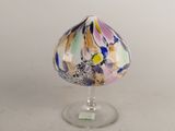 un vase en verre orné d'un motif coloré