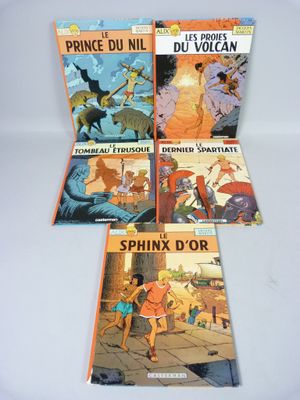 quatre livres pour enfants alignés sur une surface blanche