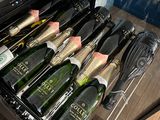 Les bouteilles de champagne se trouvent dans une cave à vin où sont rangés des accessoires