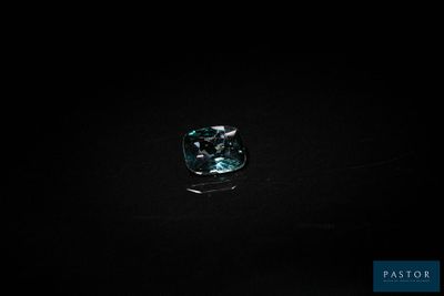 un diamant bleu dans l'obscurité, sur fond noir