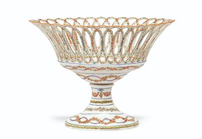 CORBEILLE DE TABLE ajourée en porcelaine blanche à décor ent…