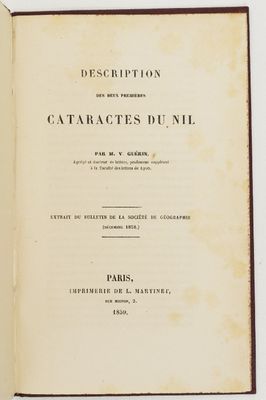 un livre ouvert posé sur une surface blanche, bordé d'un liseré noir