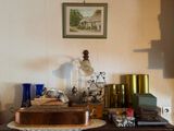 une photo d'un bureau avec une lampe et un tableau accroché au mur