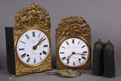 deux horloges placées l'une à côté de l'autre sur une table