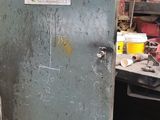 une salle de bains équipée de toilettes et d'une poubelle