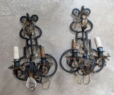 paire d'appliques anciennes en fer forgé, rehaussées de touches de verre et de métal