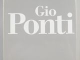 un livre blanc sur lequel est écrit « go ponii »