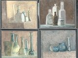 quatre tableaux représentant des vases et des bouteilles posés sur une table devant une fenêtre