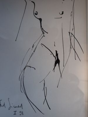 le dessin d'une femme sur un tableau blanc