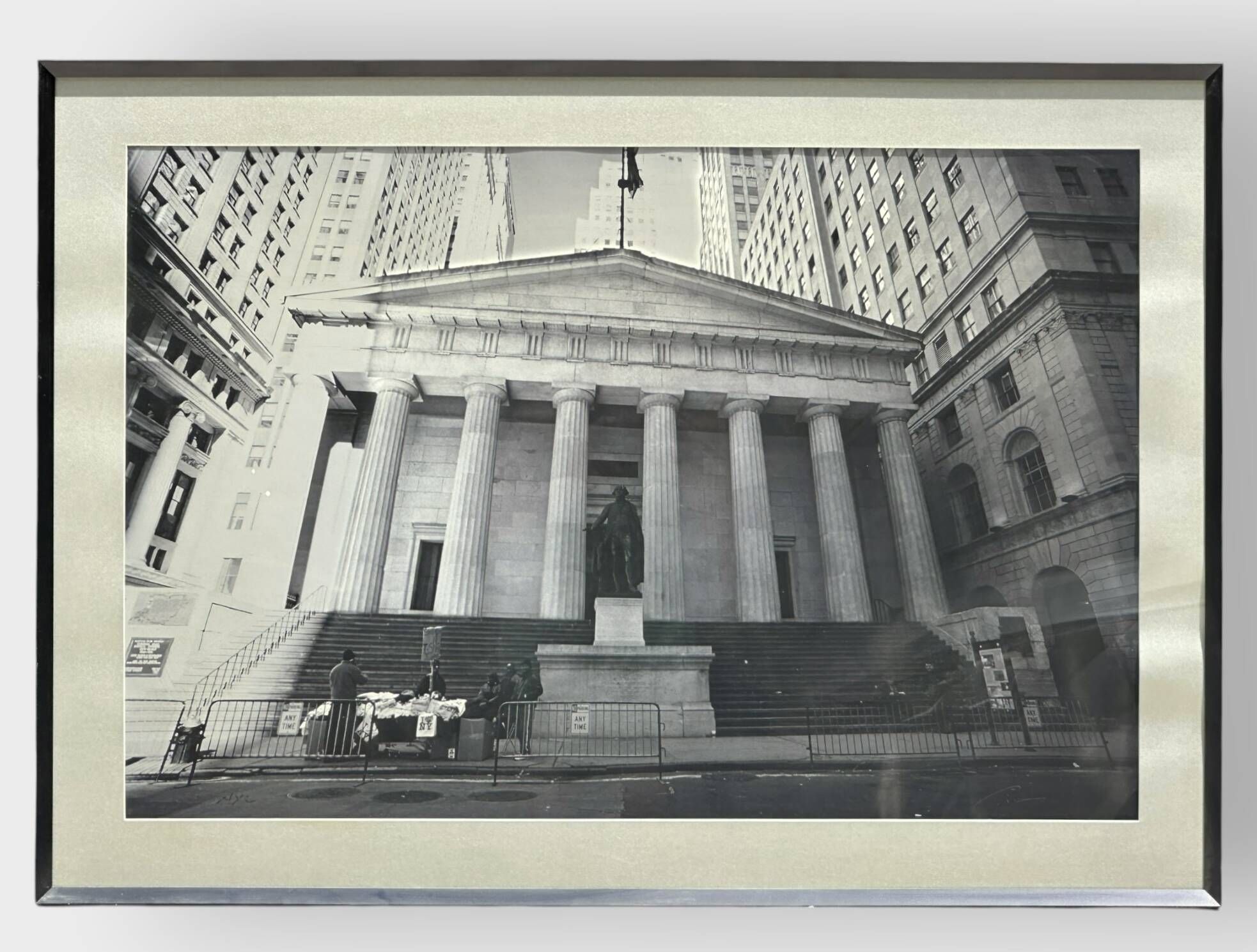 Federal Hall National Memorial - NYC Photographie en noir et blanc. Signé en bas à droite, situé en bas à gauche 58 x...