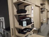 de nombreuses étagères sur lesquelles sont posés des paniers dans un magasin