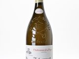 une bouteille de vin posée sur une table