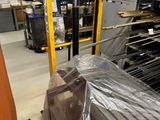 beaucoup de cartons qui traînent par terre dans l'entrepôt