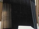 une photo d'une fenêtre cassée dans une boîte en carton