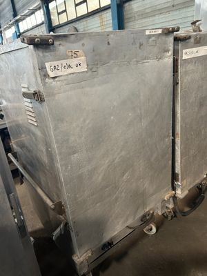 une grande machine installée à l'intérieur d'un bâtiment