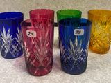 quatre verres de différentes couleurs posés sur un comptoir