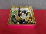 une boîte contenant tout un tas de petites figurines