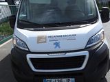 une camionnette blanche garée dans un parking