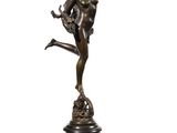 une image représentant une statue en bronze d'une femme posée sur un socle
