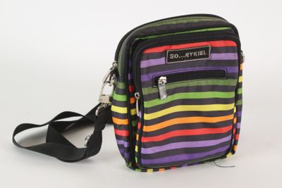 sac à bandoulière multicolore à rayures, avec une bandoulière noire sur fond blanc