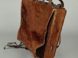 un petit sac marron muni d'une anse, sur fond blanc