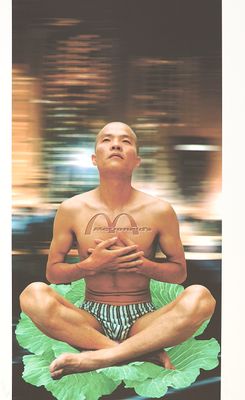 un homme assis en position du lotus sur une feuille