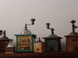 une étagère sur laquelle sont disposées de nombreuses cafetières de différents types