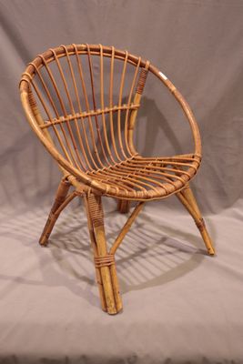 une chaise en osier posée sur un drap blanc