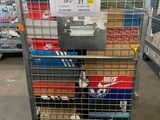 un caddie rempli d'articles dans un magasin